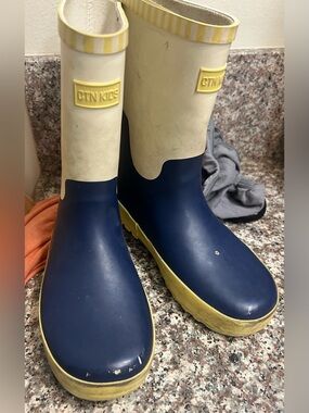 Boys cotton on kids navy blue & yellow rain boots Sz 13 - 1